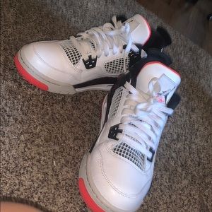 Jordan’s retro 4 size 6.5 (grade school)